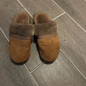 Isotoner Brown Slippers with Soft faux fur Lining - size 8.5 -9
